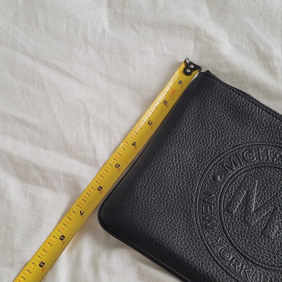 Michael kors wristlet - Picture 6 of 6